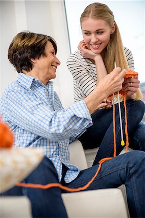 Mother teaching daughter kitting Foto de stock - Sin royalties Premium, Código: 649-06844448