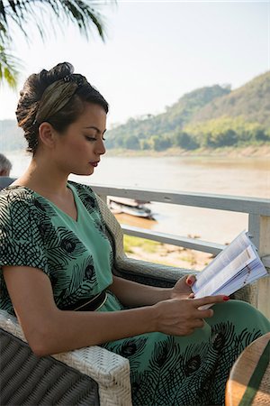 Woman sitting in chair reading book Foto de stock - Sin royalties Premium, Código: 649-06844491