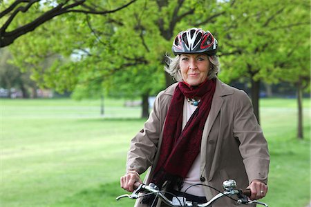 simsearch:649-06844544,k - Senior woman riding bicycle in park, portrait Stock Photo - Premium Royalty-Free, Code: 649-06844544