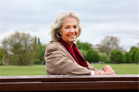 parkbank - Senior woman sitting on park bench, portrait Stockbilder - Premium RF Lizenzfrei, Bildnummer: 649-06844542