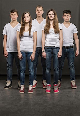 simsearch:649-06844592,k - Five teenagers standing in a group Photographie de stock - Premium Libres de Droits, Code: 649-06844556