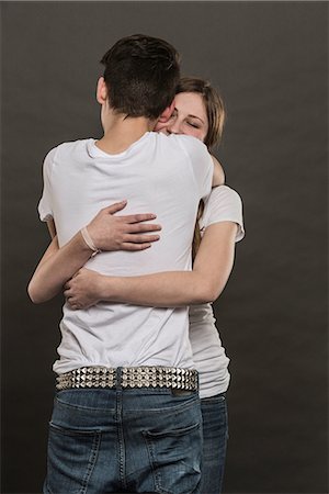 simsearch:649-06844592,k - Teenage couple hugging Photographie de stock - Premium Libres de Droits, Code: 649-06844567