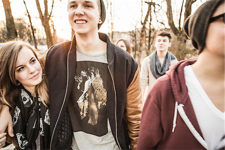 Five teenagers walking together Foto de stock - Sin royalties Premium, Código: 649-06844588