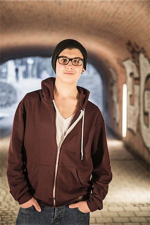 Teenager standing in underpass Foto de stock - Sin royalties Premium, Código: 649-06844594