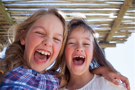 Portrait of two girls shouting Photographie de stock - Premium Libres de Droits, Code: 649-06844647