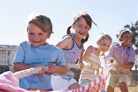 rope - Four children playing tug of war Foto de stock - Sin royalties Premium, Código: 649-06844642