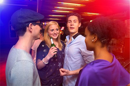 Young people in nightclub Foto de stock - Sin royalties Premium, Código: 649-06844742