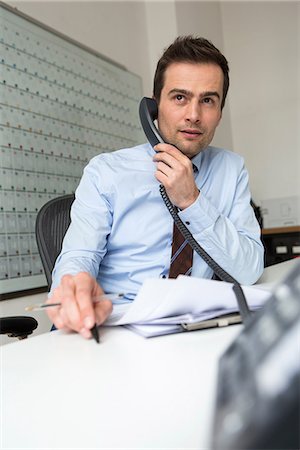 Businessman multitasking, telephone call and administration Stockbilder - Premium RF Lizenzfrei, Bildnummer: 649-06844809