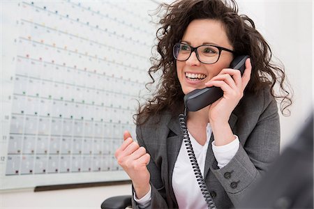 Businesswoman on telephone call, smiling Foto de stock - Sin royalties Premium, Código: 649-06844830