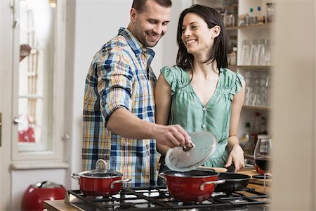 déjeuner - Mid adult couple cooking dinner Photographie de stock - Premium Libres de Droits, Code: 649-06844865