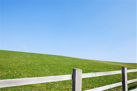 Wooden fence on plain landscape Stockbilder - Premium RF Lizenzfrei, Bildnummer: 649-06844893