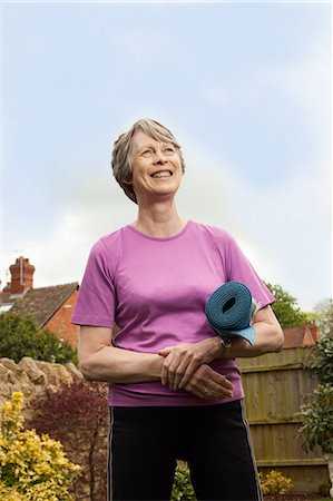 seniors mat - Senior woman carrying yoga mat Stock Photo - Premium Royalty-Free, Code: 649-06844976