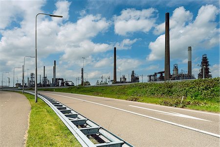 Motorway and oil refinery in Rotterdam Harbour, Holland Photographie de stock - Premium Libres de Droits, Code: 649-06845026