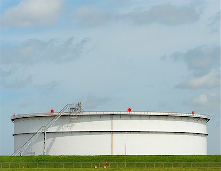 refinería de petróleo - Oil storage in Rotterdam Harbour, Holland Foto de stock - Sin royalties Premium, Código: 649-06845023
