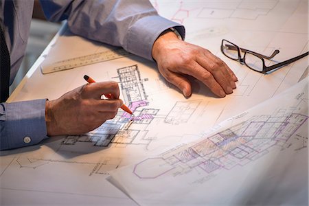 diseñador (hombre y mujer) - Architect drawing plans at drawing board, close up Foto de stock - Sin royalties Premium, Código: 649-06845053