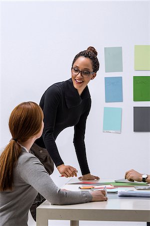 Two women discussing ideas in design studio Foto de stock - Sin royalties Premium, Código: 649-06845188