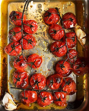 Roasted vine tomatoes in roasting tin Photographie de stock - Premium Libres de Droits, Code: 649-06845214