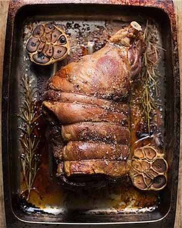 fresh rosemary - Cooked leg of lamb in roasting tin Foto de stock - Sin royalties Premium, Código: 649-06845220