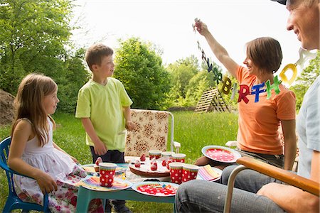 Family with two children celebrating birthday outdoors Photographie de stock - Premium Libres de Droits, Code: 649-06845258