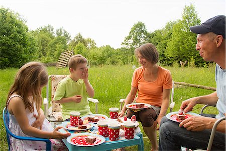 family outside picnic - Family with two children enjoying birthday picnic Stock Photo - Premium Royalty-Free, Code: 649-06845262