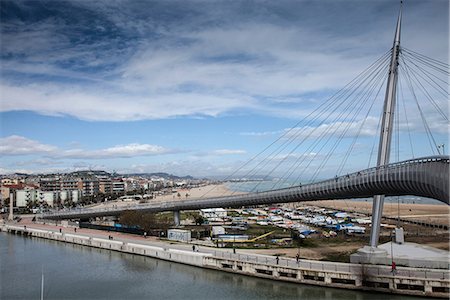 simsearch:649-07437195,k - Pedestrian bridge over water in Pescara, Abruzzo, Italy Photographie de stock - Premium Libres de Droits, Code: 649-06845300