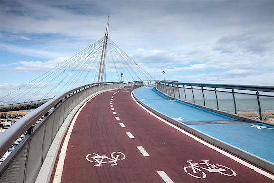 Pedestrian and cycle bridge in Pescara, Abruzzo, Italy Foto de stock - Sin royalties Premium, Código de la imagen: 649-06845301