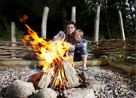 dad and child not illustration and two people - Father and son sitting by fire outdoors Foto de stock - Sin royalties Premium, Código: 649-06943767