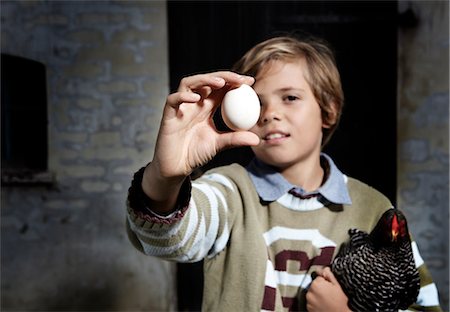 poulet (animal) - Boy holding egg and chicken outdoors Photographie de stock - Premium Libres de Droits, Code: 649-06943786