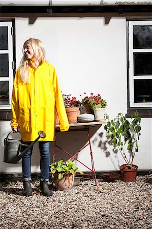 Girl watering potted plants outdoors Photographie de stock - Premium Libres de Droits, Code: 649-06943801