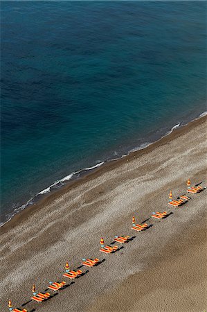 Empty beach chairs on Positano beach, on the Amalfi Peninsula, Campania, Italy Foto de stock - Sin royalties Premium, Código: 649-07064006