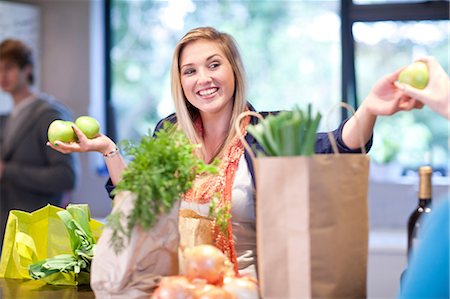 porree - Young woman unpacking groceries Stockbilder - Premium RF Lizenzfrei, Bildnummer: 649-07064014