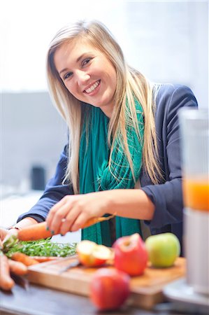 simsearch:649-08238483,k - Young woman preparing juice drink Photographie de stock - Premium Libres de Droits, Code: 649-07064023