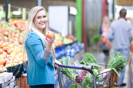 Young woman holding apple in indoor market Foto de stock - Sin royalties Premium, Código: 649-07064034