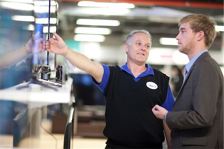 Young man looking at flat screen TV in showroom Stockbilder - Premium RF Lizenzfrei, Bildnummer: 649-07064083