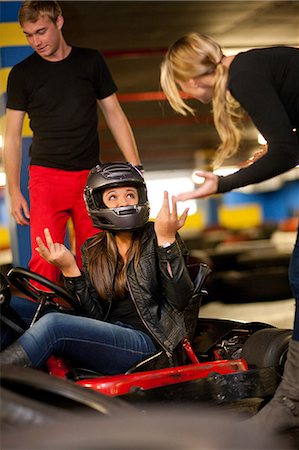 Teenage girl sitting in go cart after accident Photographie de stock - Premium Libres de Droits, Code: 649-07064103