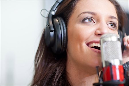 singers - Close up of young female singer Foto de stock - Sin royalties Premium, Código: 649-07064126