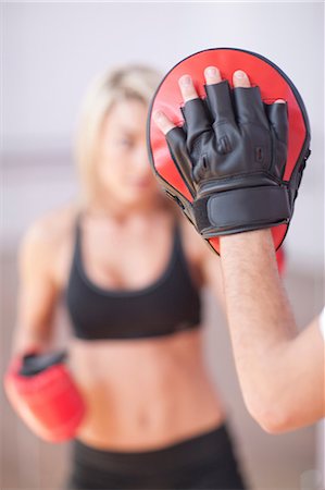 sport studio - Young woman training in gym Foto de stock - Sin royalties Premium, Código: 649-07064139