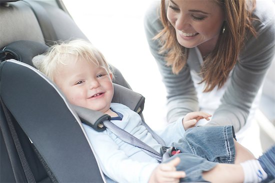 Mother checking baby son in back seat of car Photographie de stock - Premium Libres de Droits, Le code de l’image : 649-07064197