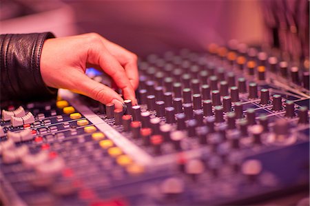 Close up of hand and mixing desk in recording studio Foto de stock - Royalty Free Premium, Número: 649-07064202