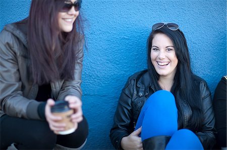 freundschaft - Group of young women with takeaway coffee Photographie de stock - Premium Libres de Droits, Code: 649-07064210