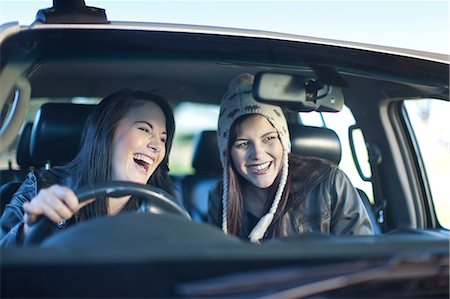 steer - Two young women driving car Photographie de stock - Premium Libres de Droits, Code: 649-07064231