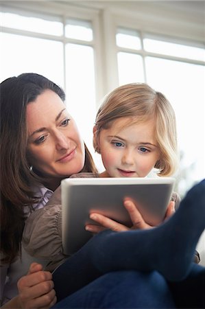 devices - Mother and daughter using digital tablet Foto de stock - Sin royalties Premium, Código: 649-07064268