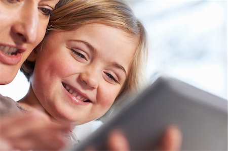 Mother and daughter using digital tablet Foto de stock - Sin royalties Premium, Código: 649-07064273