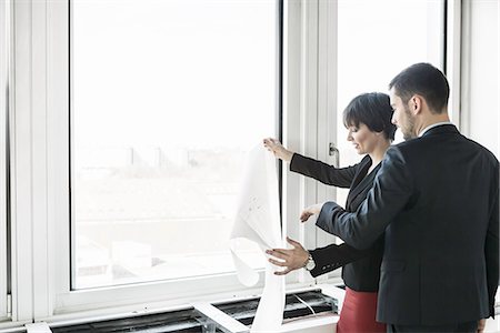 expansion (accroissement de volume) - Businesspeople looking at blueprint Photographie de stock - Premium Libres de Droits, Code: 649-07064416