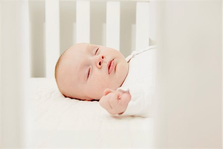 Baby in crib sleeping Foto de stock - Sin royalties Premium, Código: 649-07064498