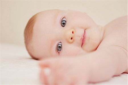 seitwärts - Close up of baby in crib playing Stockbilder - Premium RF Lizenzfrei, Bildnummer: 649-07064490