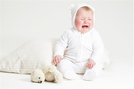 Portrait of crying baby girl and teddy bear Foto de stock - Sin royalties Premium, Código: 649-07064507