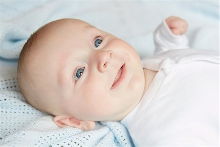 picture of a baby boy smiling - Baby smiling in fascination Foto de stock - Sin royalties Premium, Código: 649-07064501