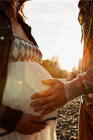 Midsection of pregnant woman and partner touching bump Photographie de stock - Premium Libres de Droits, Code: 649-07064579