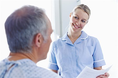 Nurse having conversation with patient Photographie de stock - Premium Libres de Droits, Code: 649-07064700